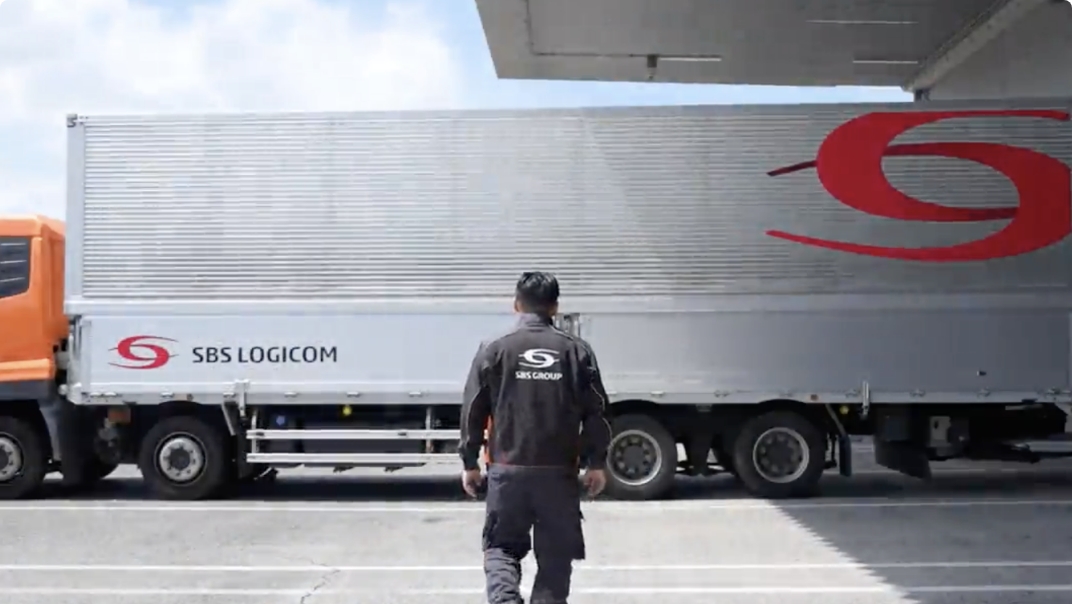 長距離トラック運転手の1日：車窓から見る風景は格別！長い道のりでついついやってしまうこととは